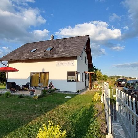 Apartmany Kohoutek A Slepicka V Novohradskych Horach Nové Hrady Exterior photo